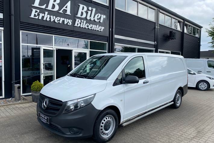 Hvid Mercedes Vito 114 fra 2022