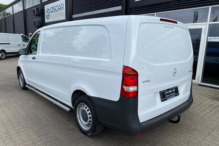 Hvid Mercedes Vito 114 fra 2022
