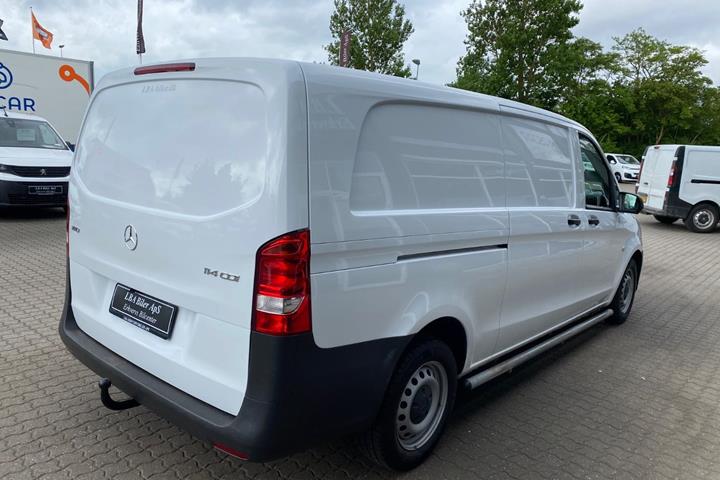 Hvid Mercedes Vito 114 fra 2022