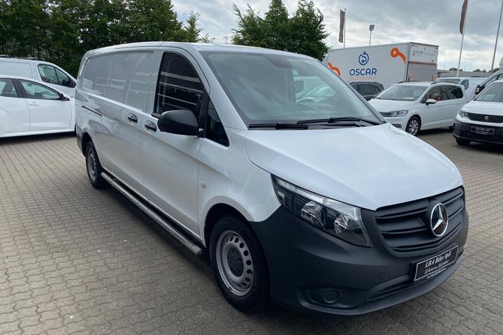 Hvid Mercedes Vito 114 fra 2022