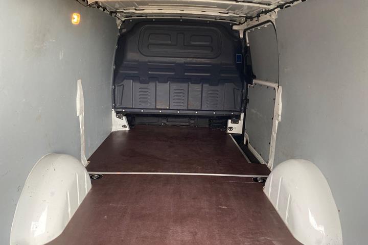 Hvid Mercedes Vito 114 fra 2022