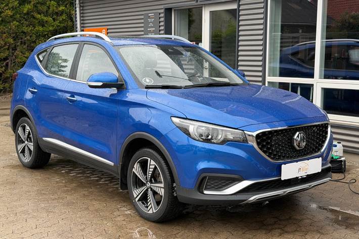 Blå MG ZS fra 2021 set udefra
