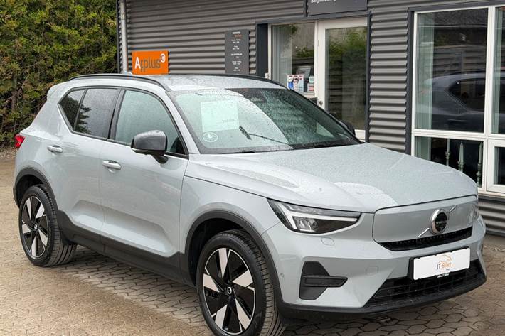Grå Volvo EX40 fra 2025 set udefra