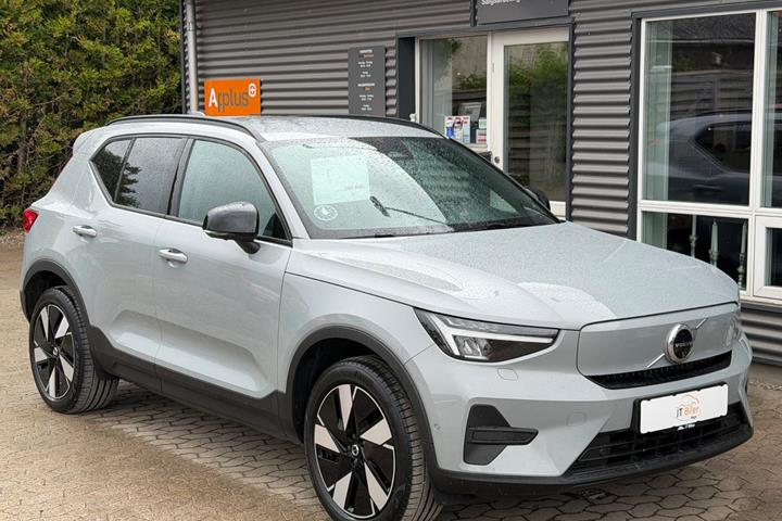 Grå Volvo EX40 fra 2025 set udefra