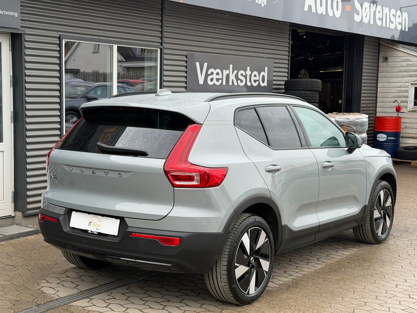 Grå Volvo EX40 fra 2025
