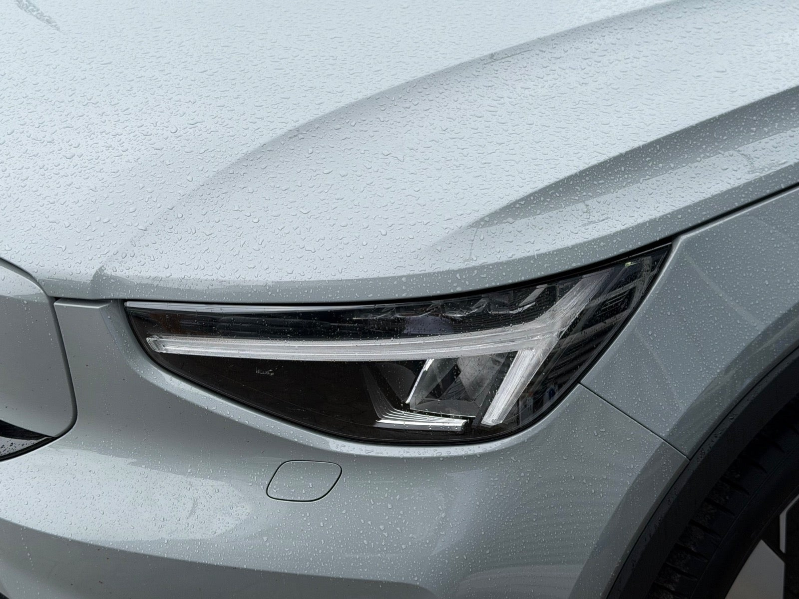 Grå Volvo EX40 fra 2025