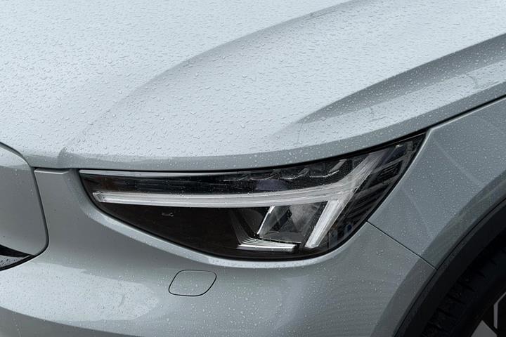 Grå Volvo EX40 fra 2025