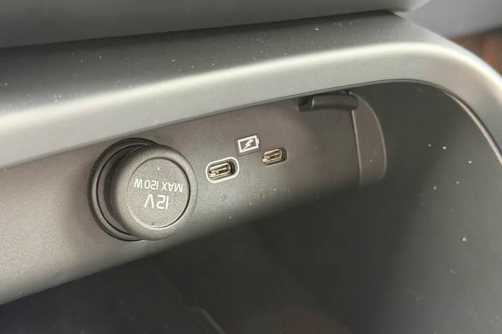 Grå Volvo EX40 fra 2025
