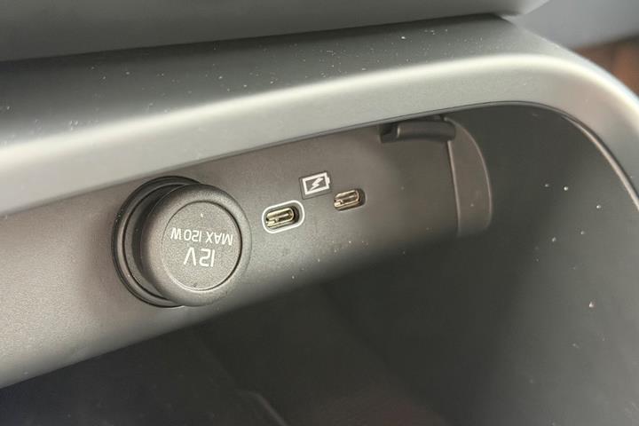 Grå Volvo EX40 fra 2025