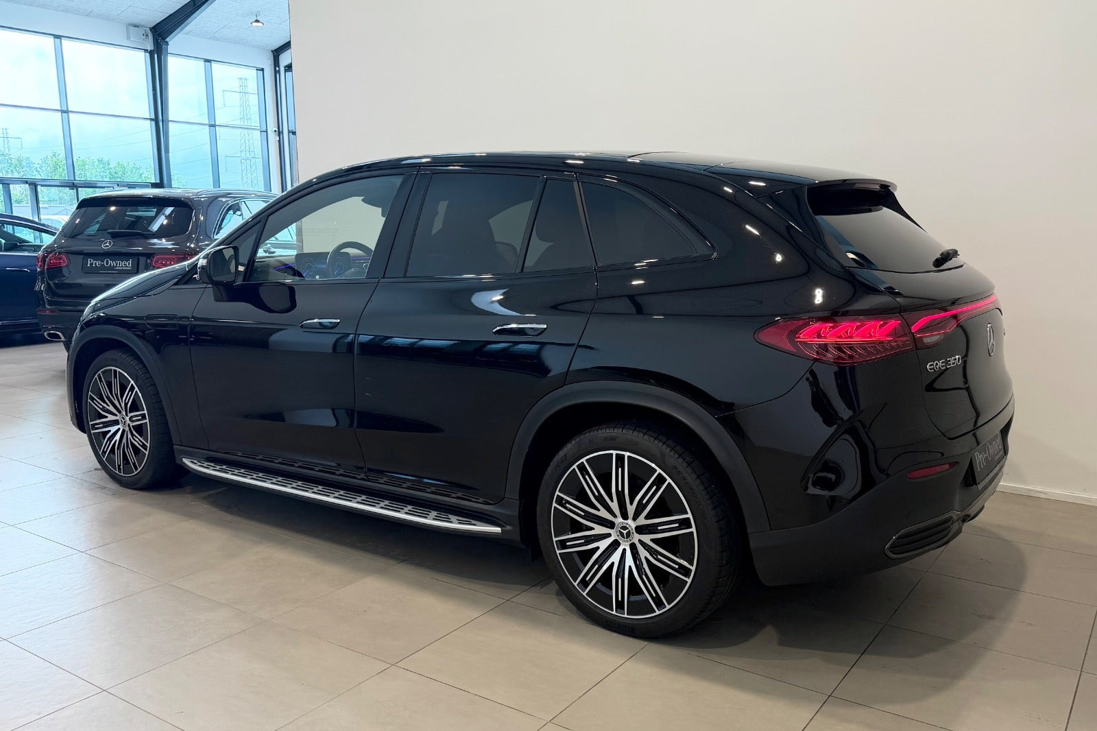 Sort Mercedes EQE350 SUV fra 2024