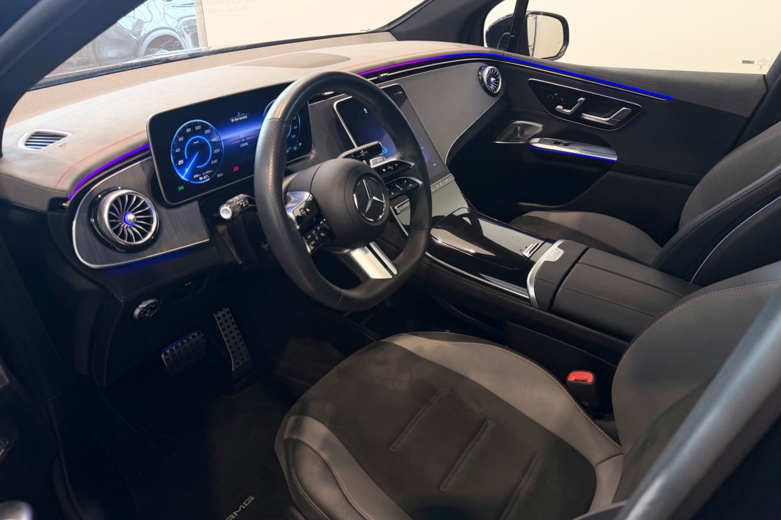 Sort Mercedes EQE350 SUV fra 2024