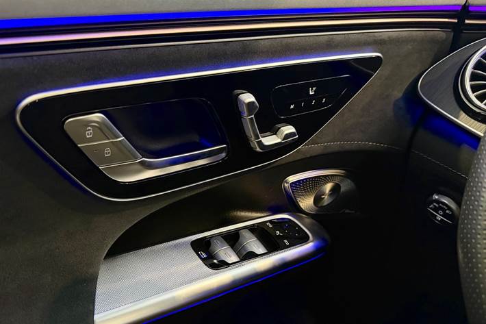 Sort Mercedes EQE350 SUV fra 2024