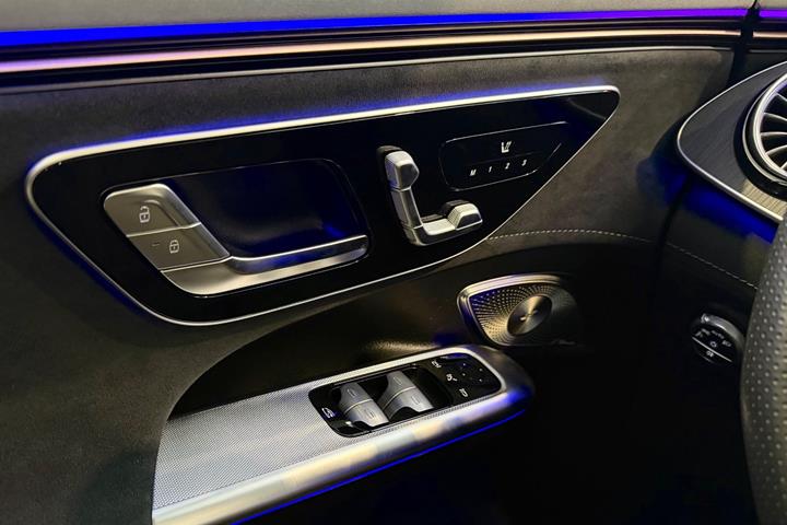 Sort Mercedes EQE350 SUV fra 2024