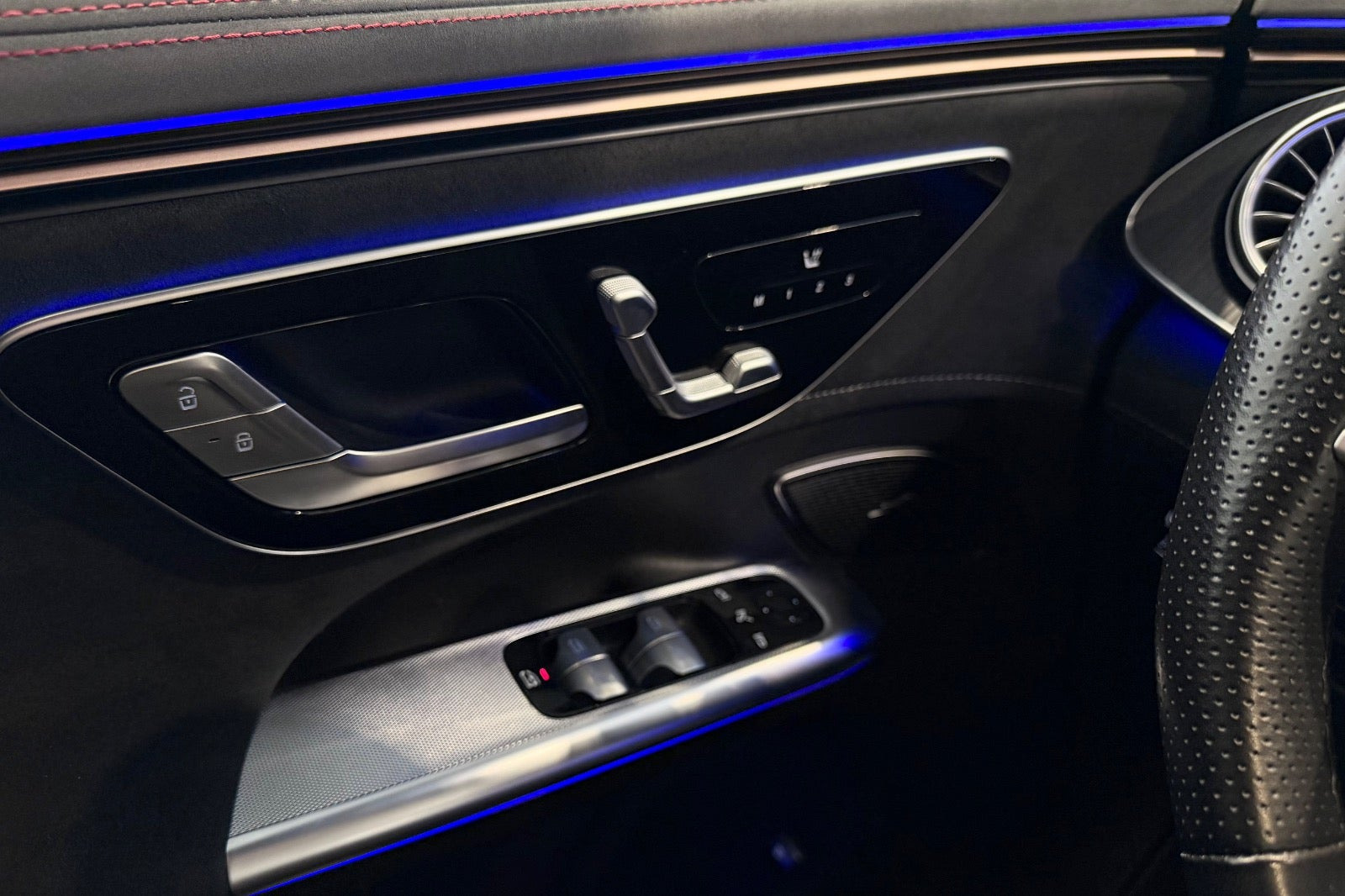 Sort Mercedes EQE350 SUV fra 2025