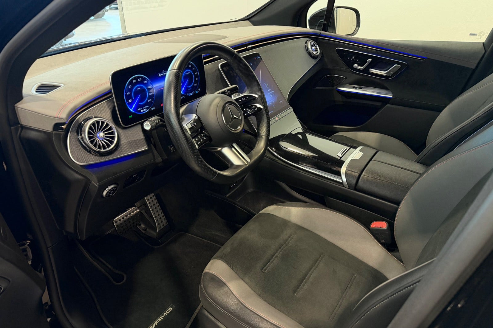 Sort Mercedes EQE350 SUV fra 2025