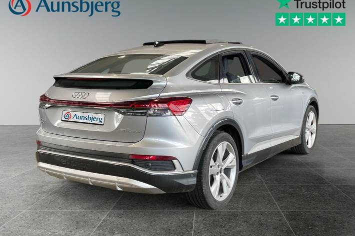 Sølv Audi Q4 e-tron fra 2022
