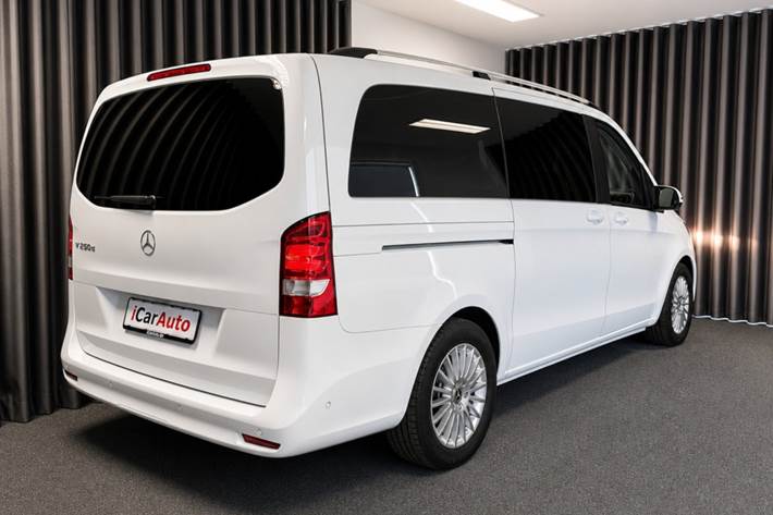 Hvid Mercedes EQV300 fra 2024