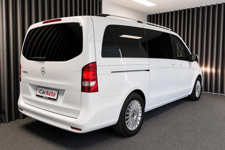 Hvid Mercedes EQV300 fra 2024