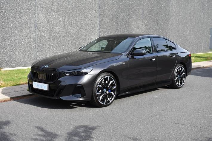 Grå BMW i5 fra 2024