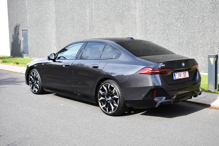 Grå BMW i5 fra 2024