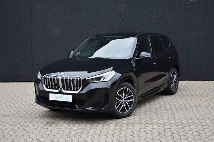 Sort BMW iX1 fra 2022 set udefra