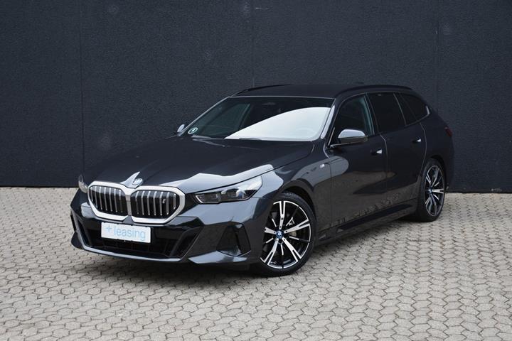 Grå BMW i5 fra 2024 set udefra
