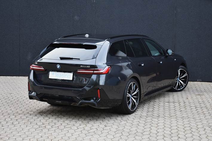 Grå BMW i5 fra 2024