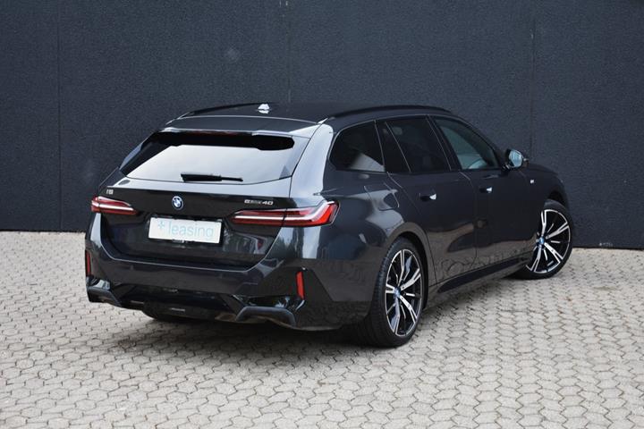 Grå BMW i5 fra 2024