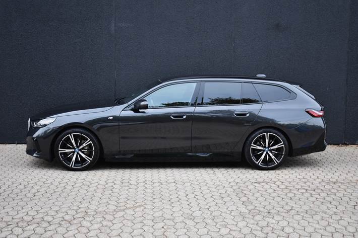 Grå BMW i5 fra 2024