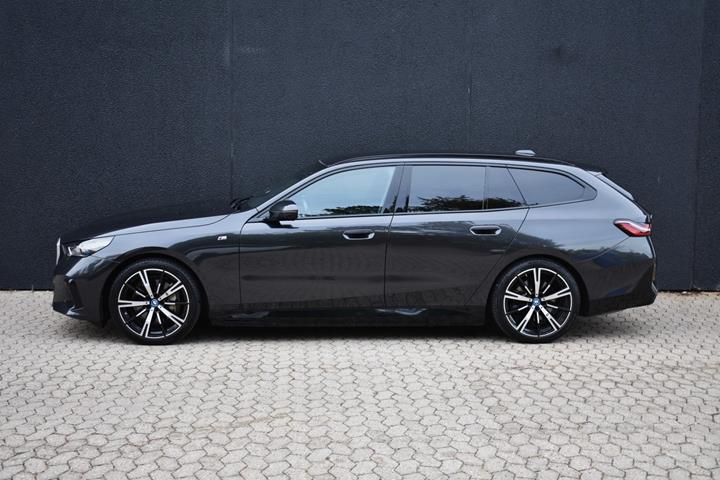Grå BMW i5 fra 2024