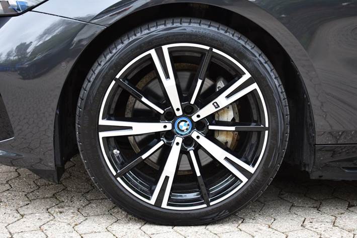 Grå BMW i5 fra 2024