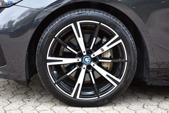 Grå BMW i5 fra 2024