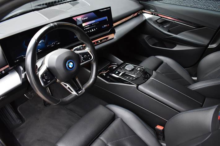 Grå BMW i5 fra 2024