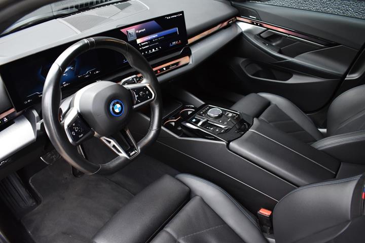 Grå BMW i5 fra 2024