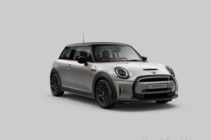 Sølv Mini Cooper fra 2023 set udefra