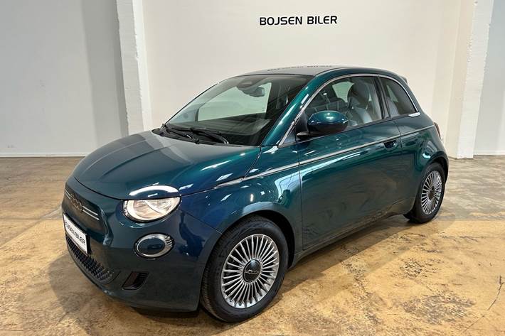 Grøn Fiat 500e fra 2024 set udefra