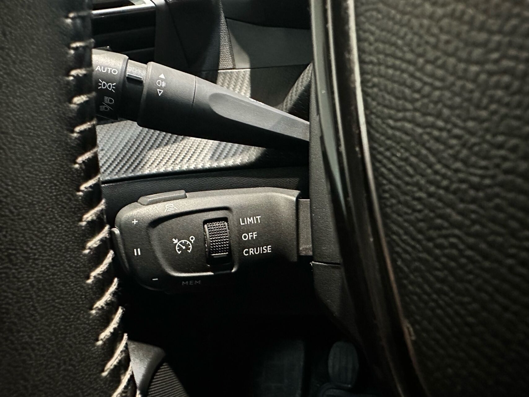 Gul Peugeot 208 fra 2020