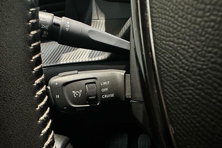 Gul Peugeot 208 fra 2020