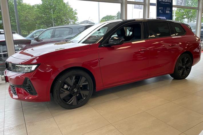 Rød Opel Astra-e fra 2024