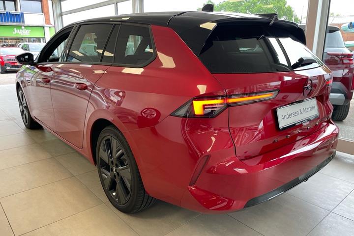 Rød Opel Astra-e fra 2024