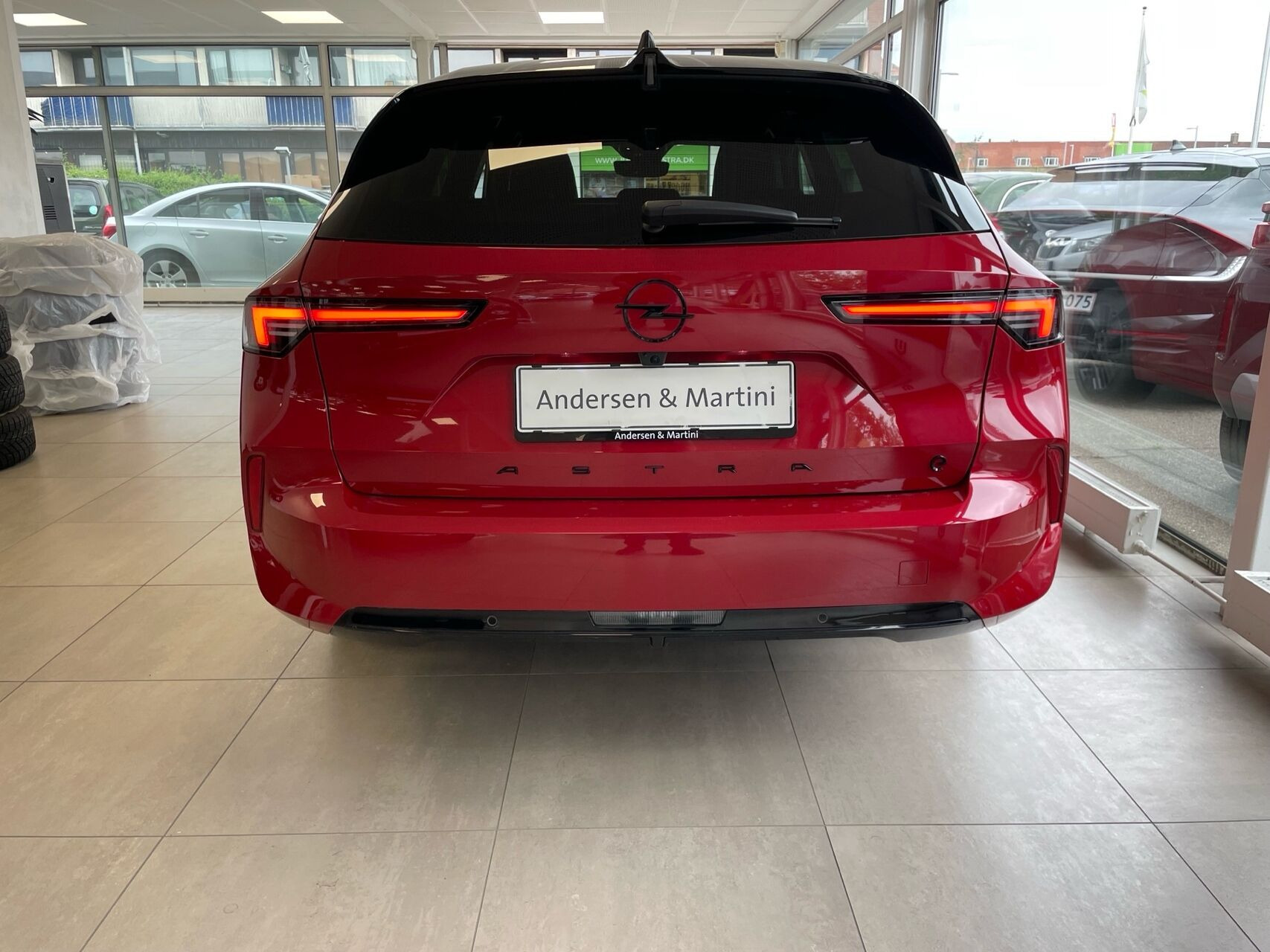 Rød Opel Astra-e fra 2024