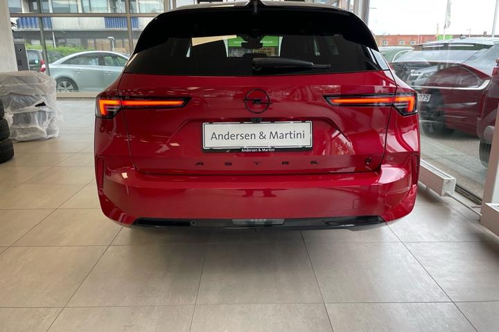 Rød Opel Astra-e fra 2024