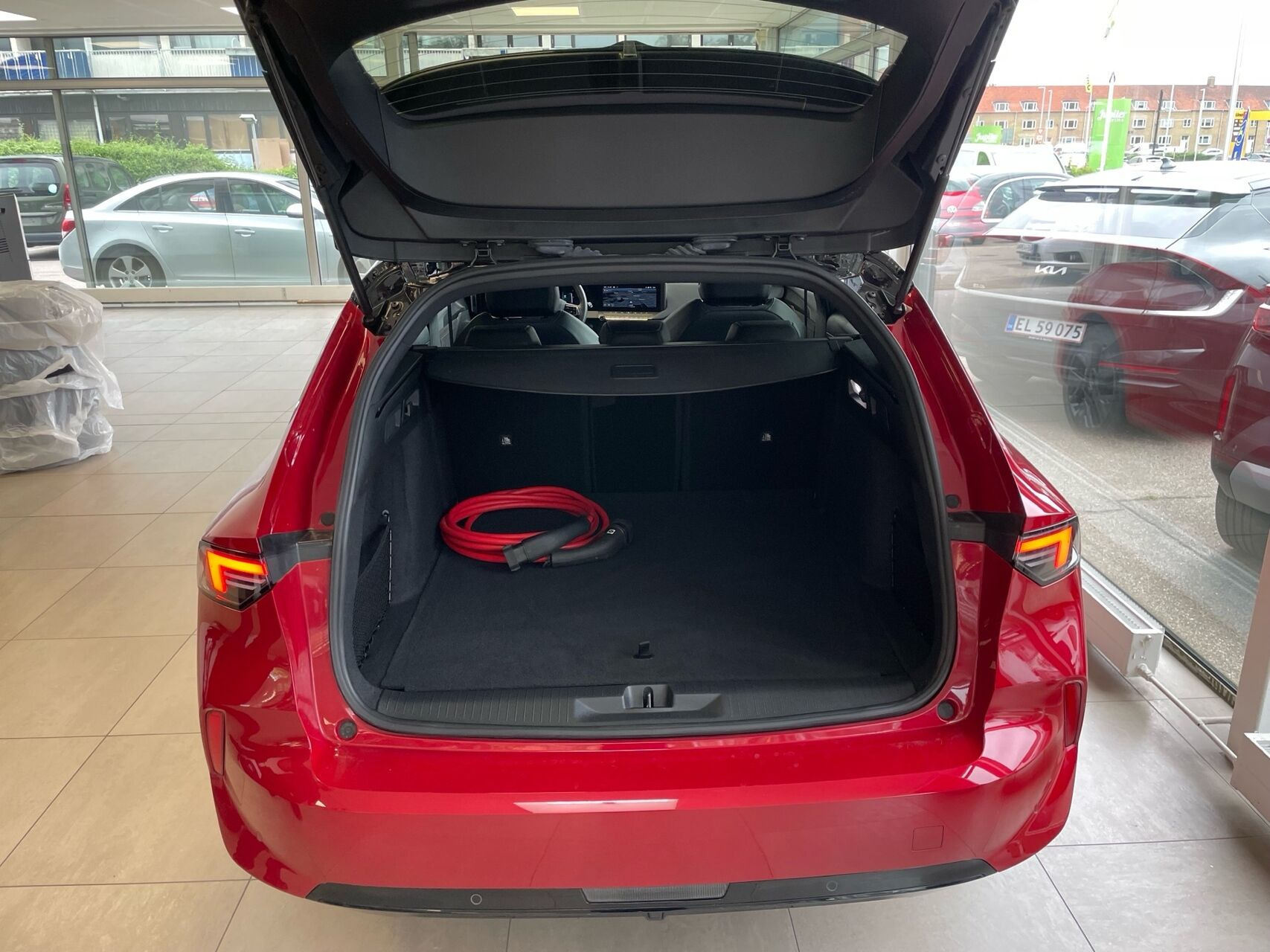 Rød Opel Astra-e fra 2024
