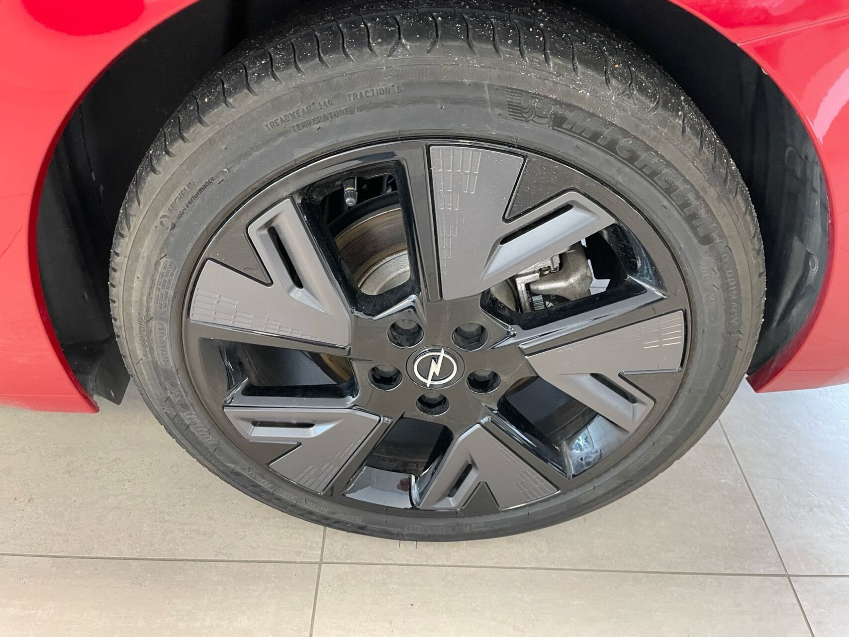 Rød Opel Astra-e fra 2024