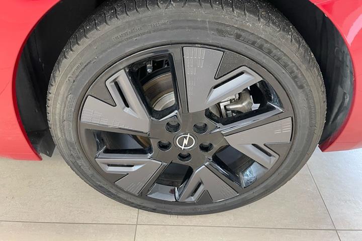 Rød Opel Astra-e fra 2024