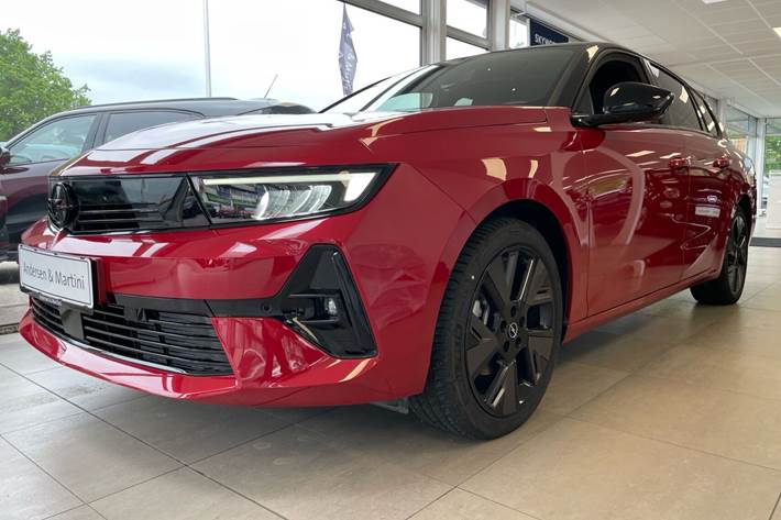 Rød Opel Astra-e fra 2024