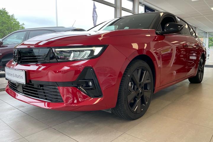 Rød Opel Astra-e fra 2024