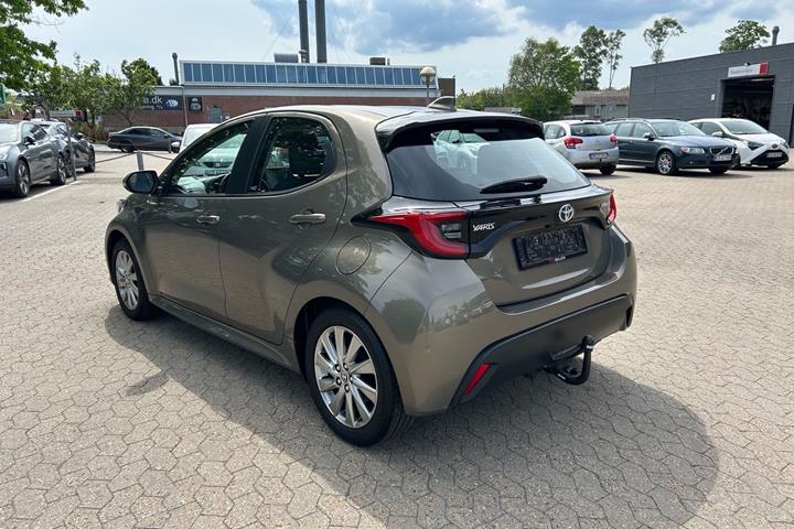Bronze Toyota Yaris fra 2023