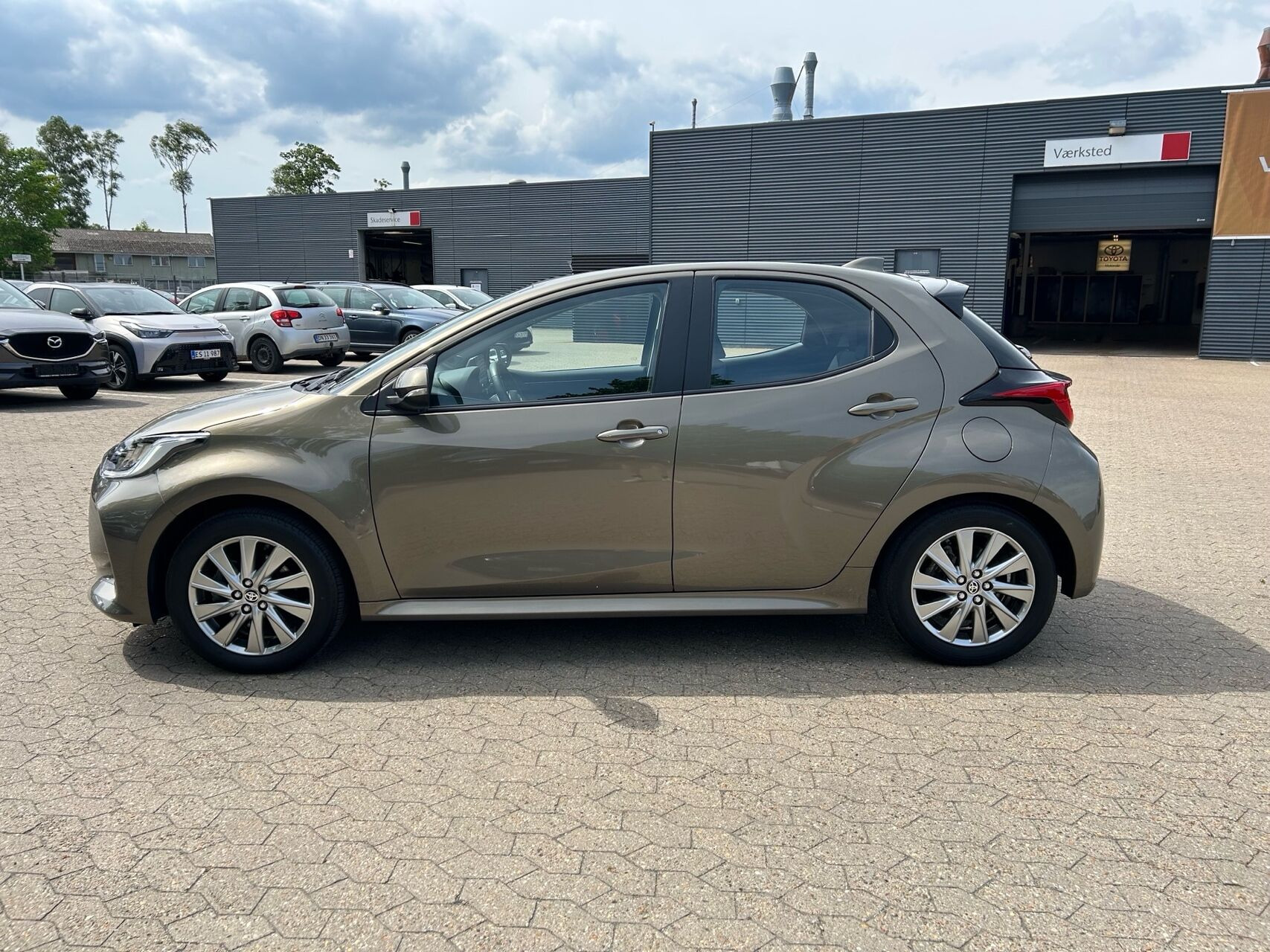 Bronze Toyota Yaris fra 2023