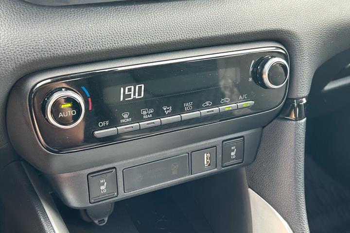 Bronze Toyota Yaris fra 2023
